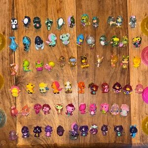 77 Hatchimals with 7 little beds (selling as it is)